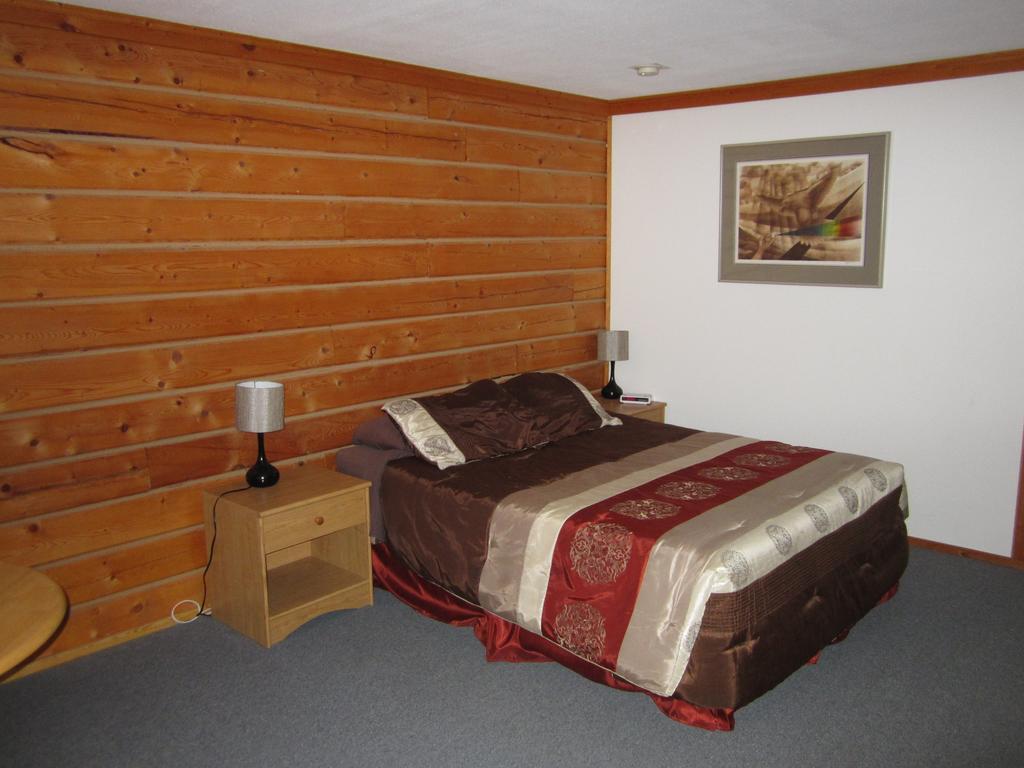 Spirit Lake Lodge Уайтхорс Стая снимка