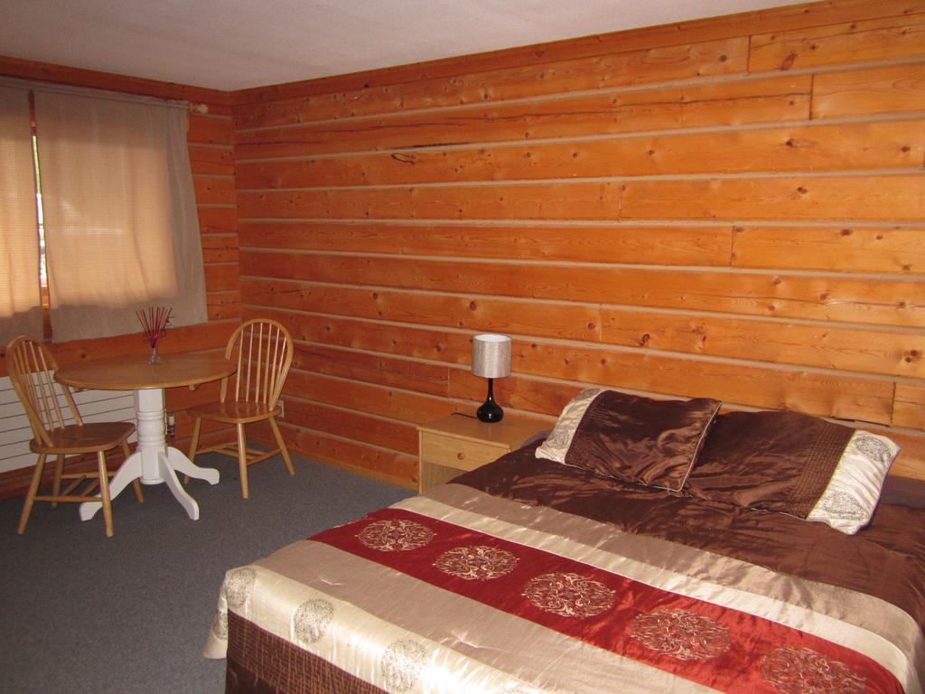 Spirit Lake Lodge Уайтхорс Стая снимка