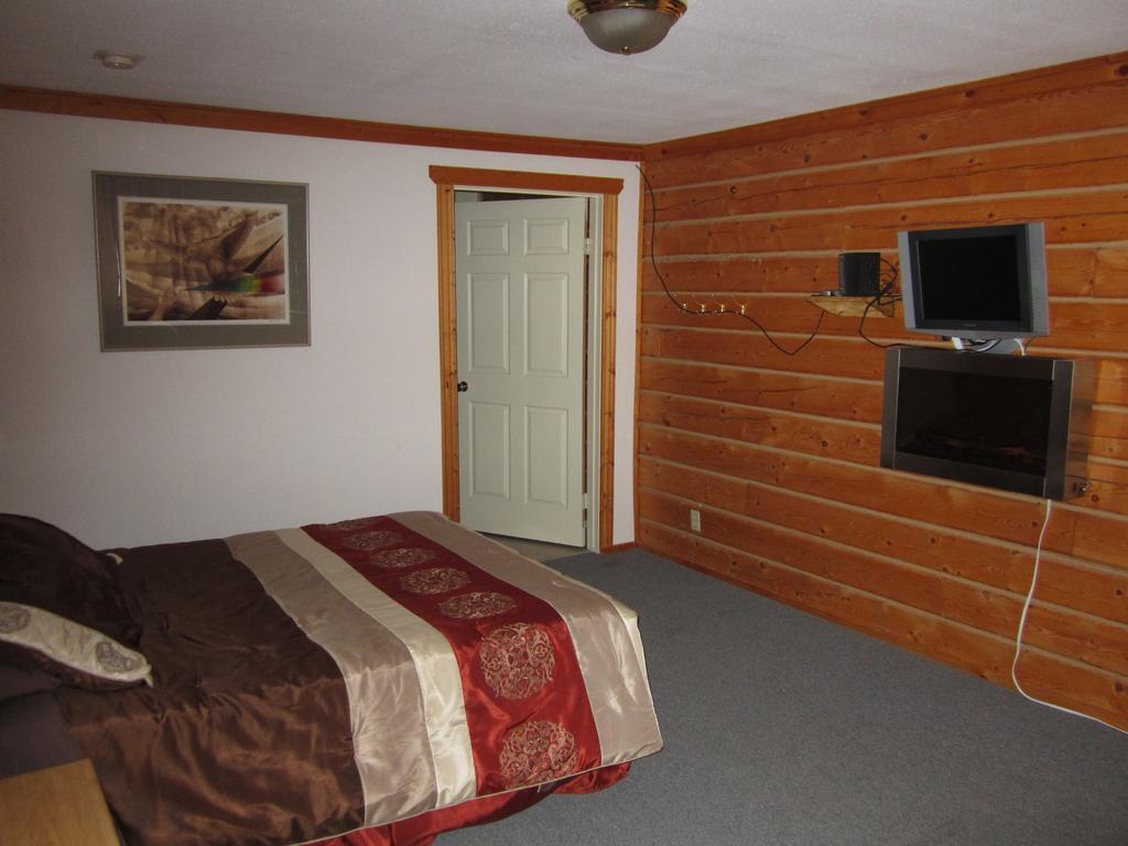 Spirit Lake Lodge Уайтхорс Стая снимка